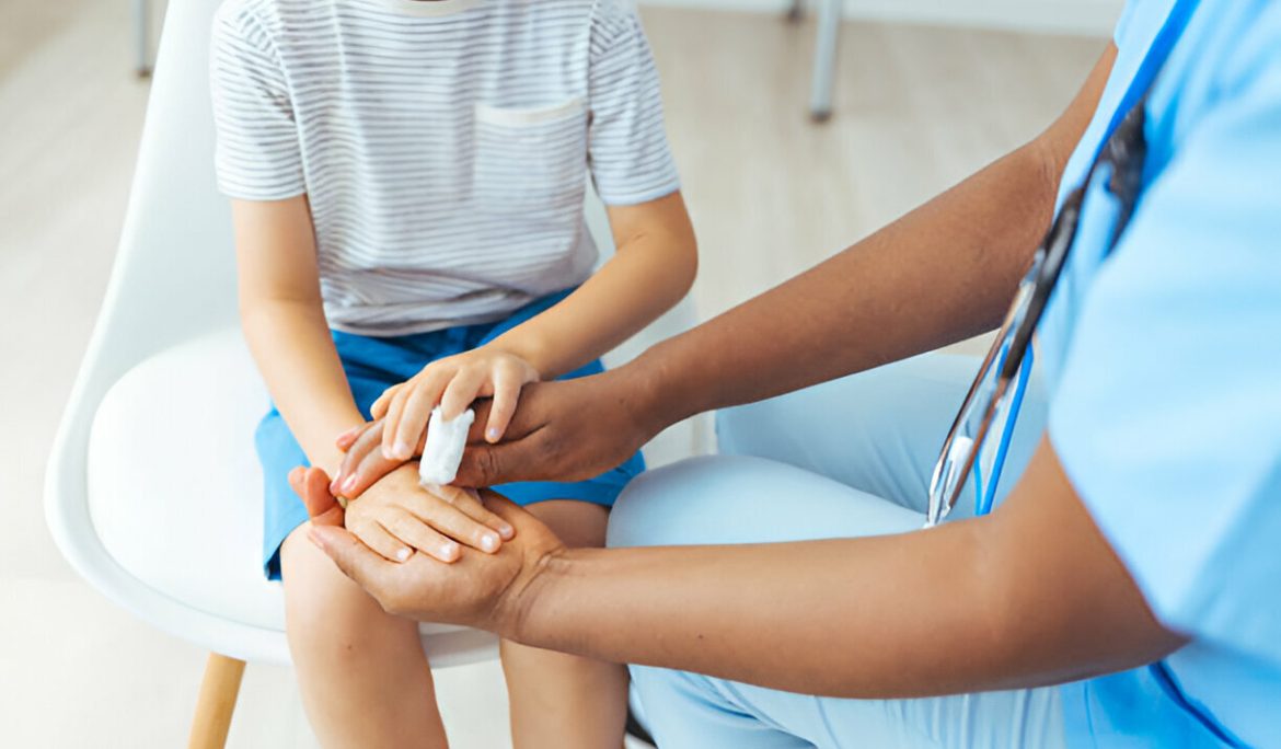 Essential pediatric first aid guide for parents visiting Gili Trawangan. Covers common injuries, packing tips, finding clinics like Warna Medica & Lombok transfers. Be prepared! - Empat Pillar Medika